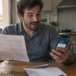 IRS em novembro: envelope e chávena numa mesa de cozinha no outono
