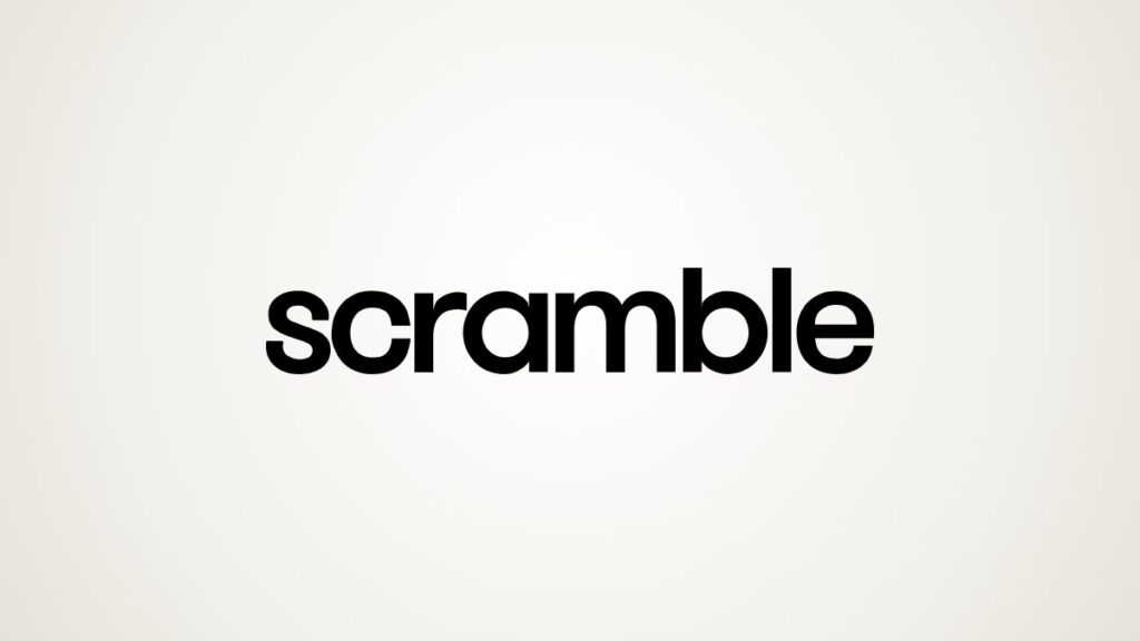 Scramble: atelier de uma pequena marca com frascos e caixas