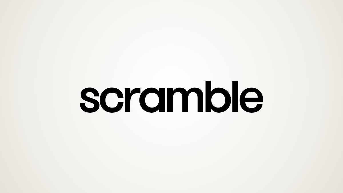 Scramble: atelier de uma pequena marca com frascos e caixas