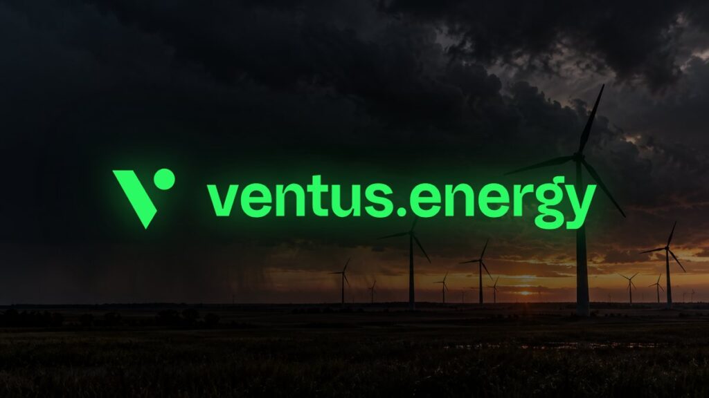 Ventus Energy: logótipo sobre um parque eólico ao anoitecer, com céu de tempestade