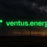 Ventus Energy: logótipo sobre um parque eólico ao anoitecer, com céu de tempestade