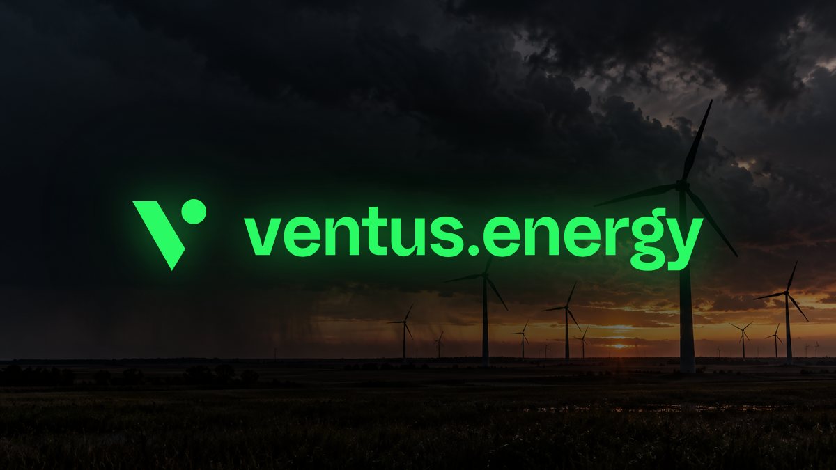 Ventus Energy: logótipo sobre um parque eólico ao anoitecer, com céu de tempestade