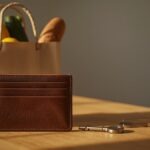 Salário mínimo e custo de vida: carteira, compras e chave de casa